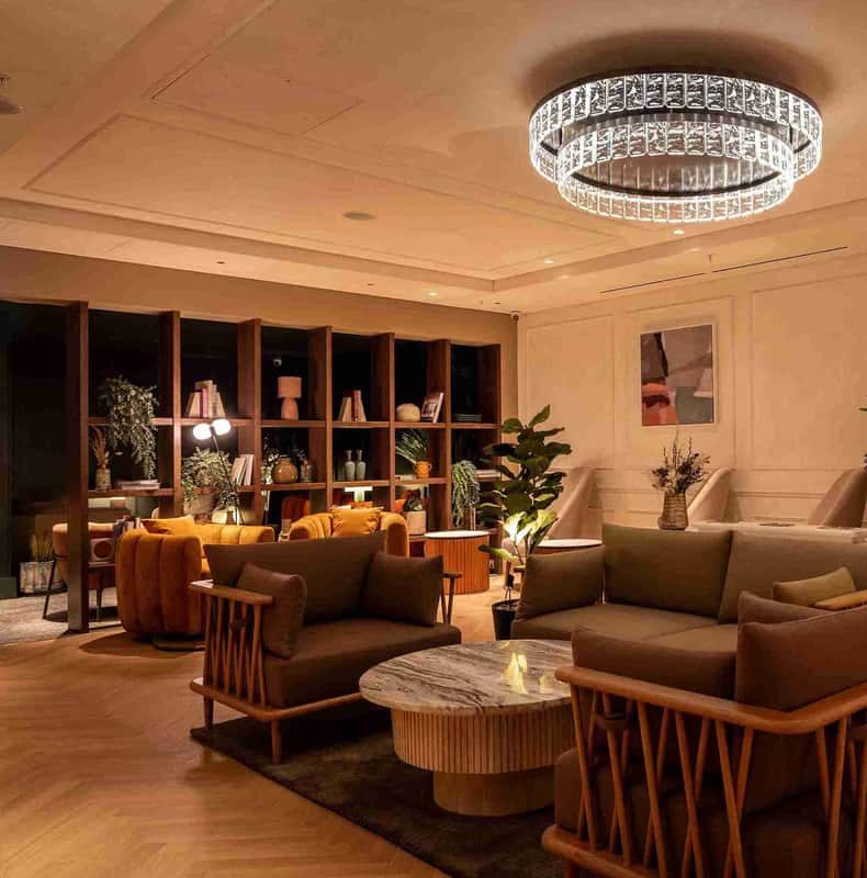 London Layover Tour vs Airport Lounge